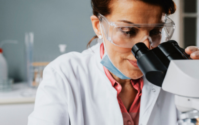 chuyên gia nha khoa đang làm việc