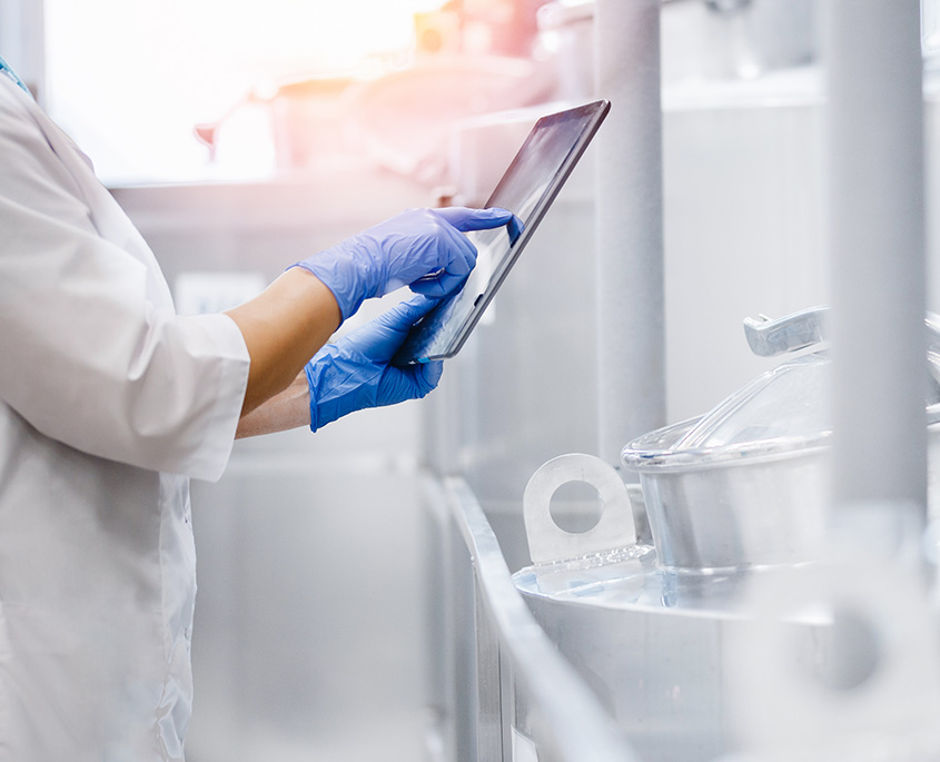 Cận cảnh một bác sĩ đang sử dụng máy tính bảng