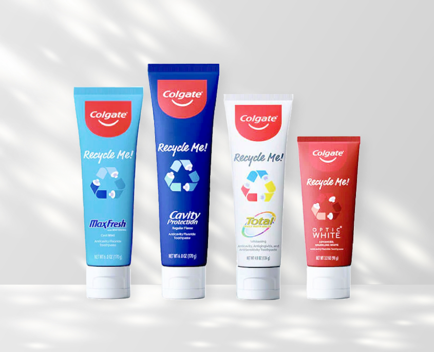 Một cô gái trẻ đang đánh răng