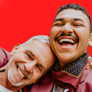 Cặp đôi vui vẻ, khoe nụ cười rạng rỡ của mình