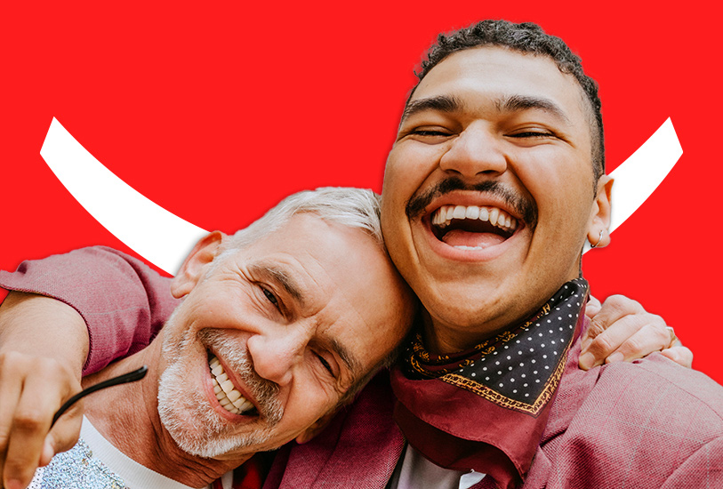 Cặp đôi vui vẻ, khoe nụ cười rạng rỡ của mình