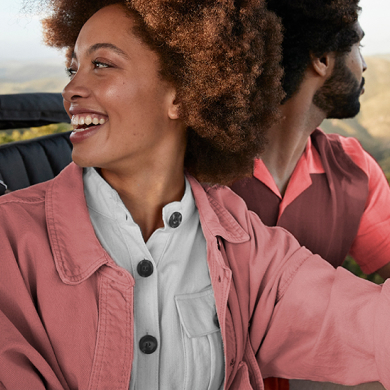 Cặp đôi tươi cười, tận hưởng chuyến phiêu lưu