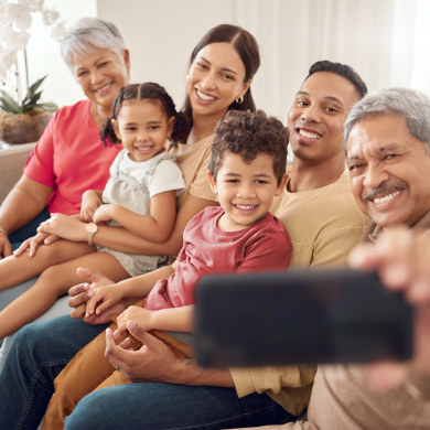 Gia đình tươi cười đang chụp ảnh selfie