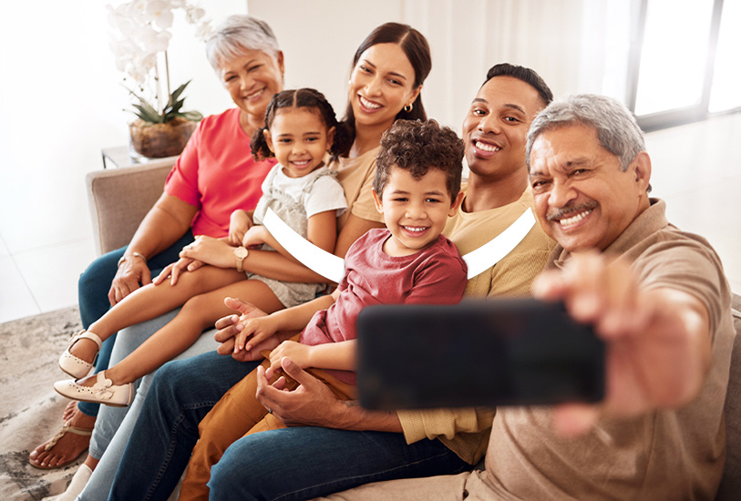 Gia đình tươi cười đang chụp ảnh selfie