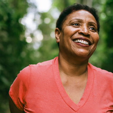 Người phụ nữ lớn tuổi tươi cười