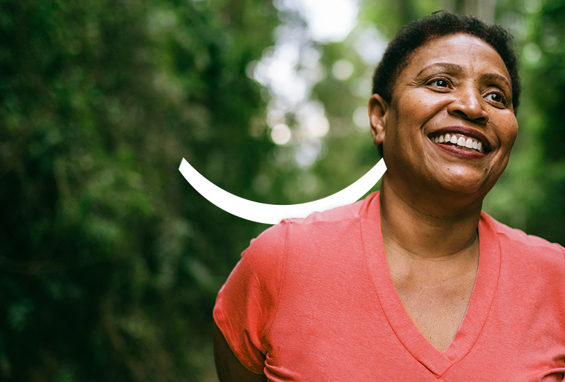 Người phụ nữ lớn tuổi tươi cười