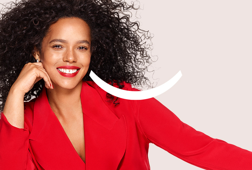 Người phụ nữ trẻ cười rạng rỡ, khoe hàm răng trắng sáng