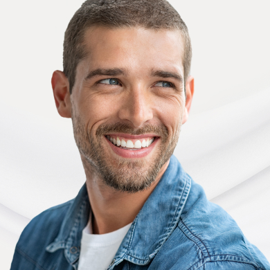 Chàng trai trẻ tươi cười