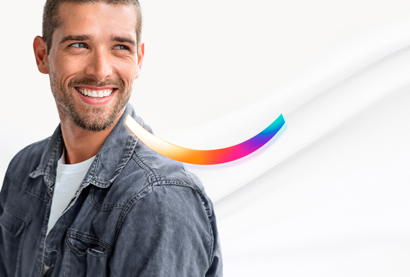 Chàng trai trẻ tươi cười