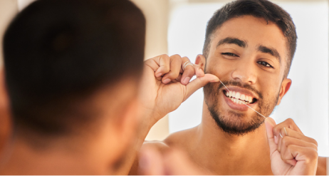 Nam giới đang sử dụng chỉ nha khoa.