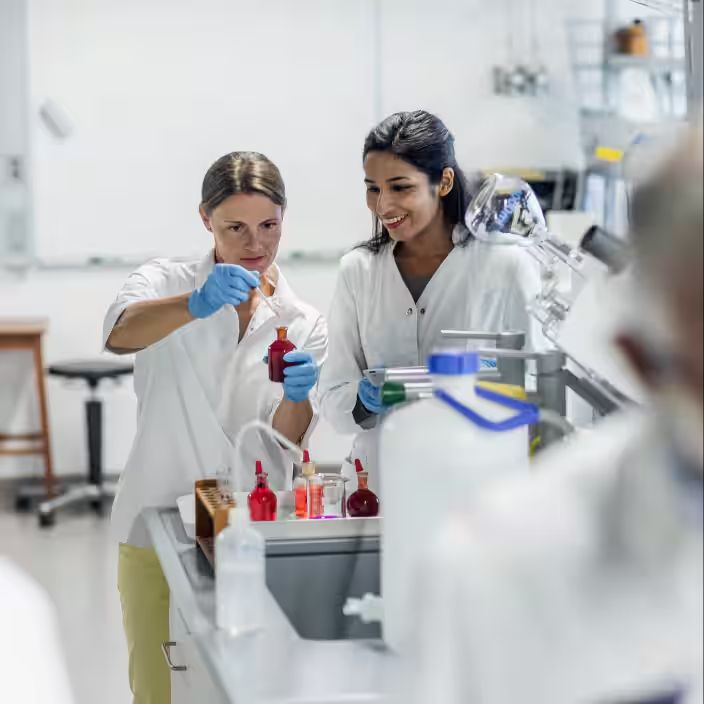 nhân viên trong phòng thí nghiệm