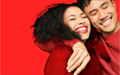 Người phụ nữ và đứa trẻ đang cười đùa trên cầu trượt