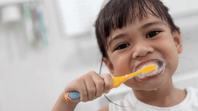 Trẻ nuốt kem đánh răng 