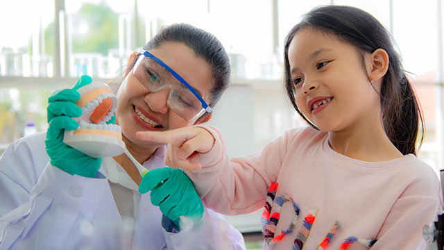 Cô gái đến thăm nha sĩ của mình.