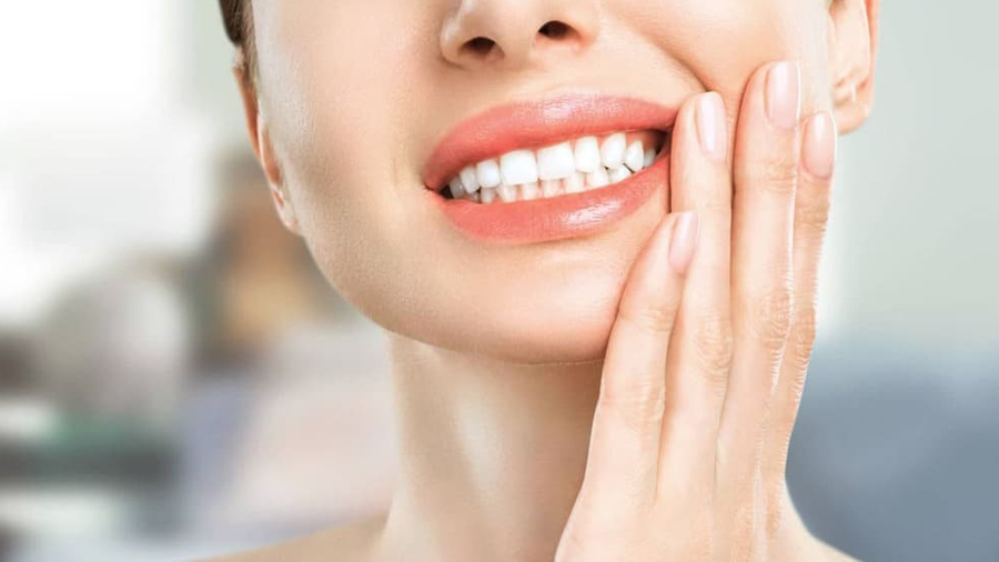 Người phụ nữ bị nhạy cảm với răng
