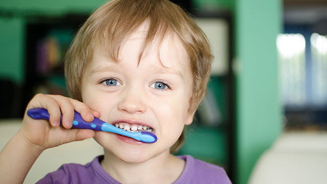 Cách chọn kem đánh răng cho bé 2 tuổi và mới biết đi - colgate