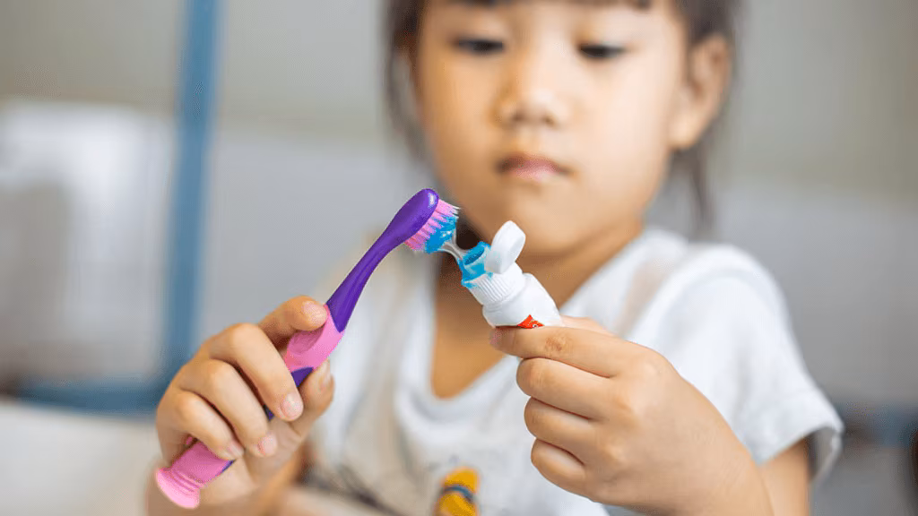 Top 10 kem đánh răng cho bé nuốt được, an toàn nhất hiện nay