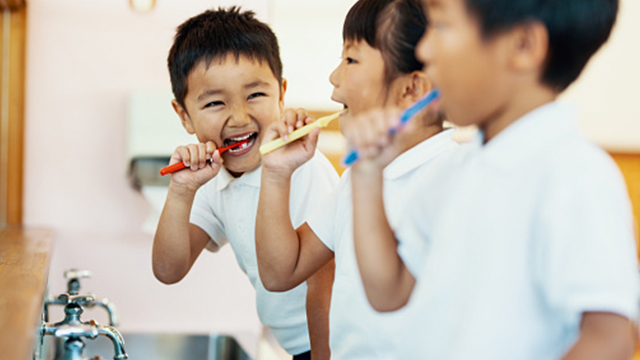 trẻ em bị loét miệng/ trẻ bị lở miệng - colgate