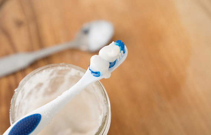 Cách đánh răng bằng muối và kem đánh răng