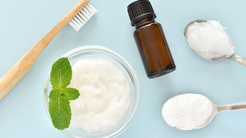 Làm trắng răng bằng baking soda và tinh dầu bạc hà