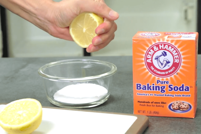 Kết hợp kem đánh răng và baking soda để làm trắng răng