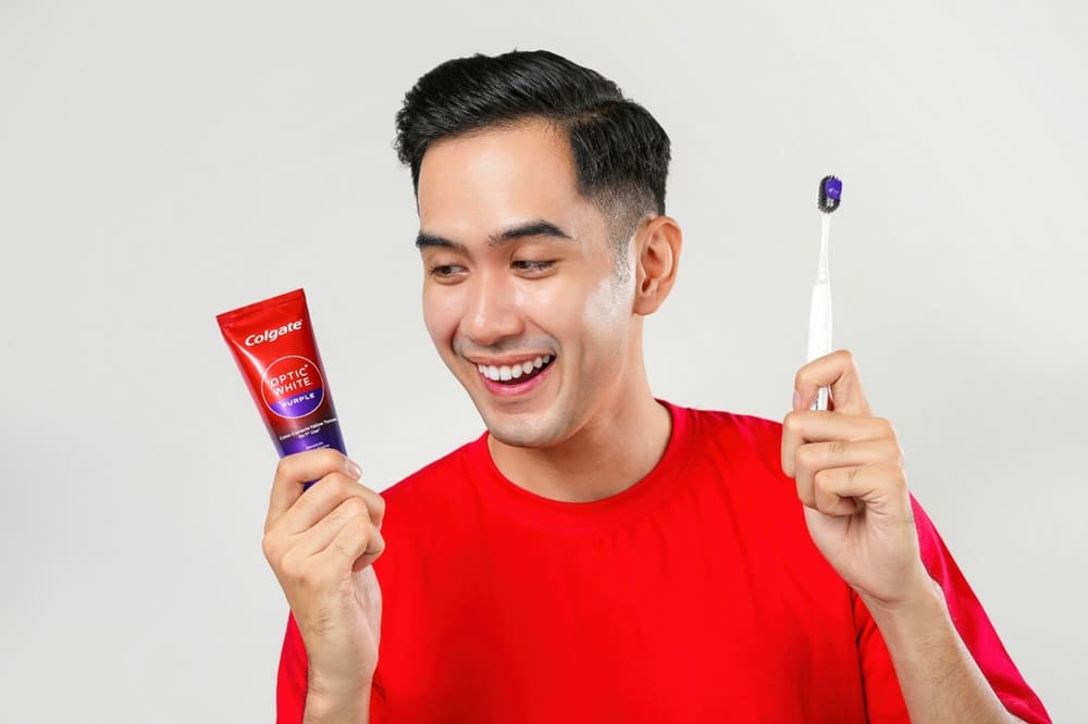 tẩy trắng răng bằng kem đánh răng Colgate Optic White để tránh ê buốt